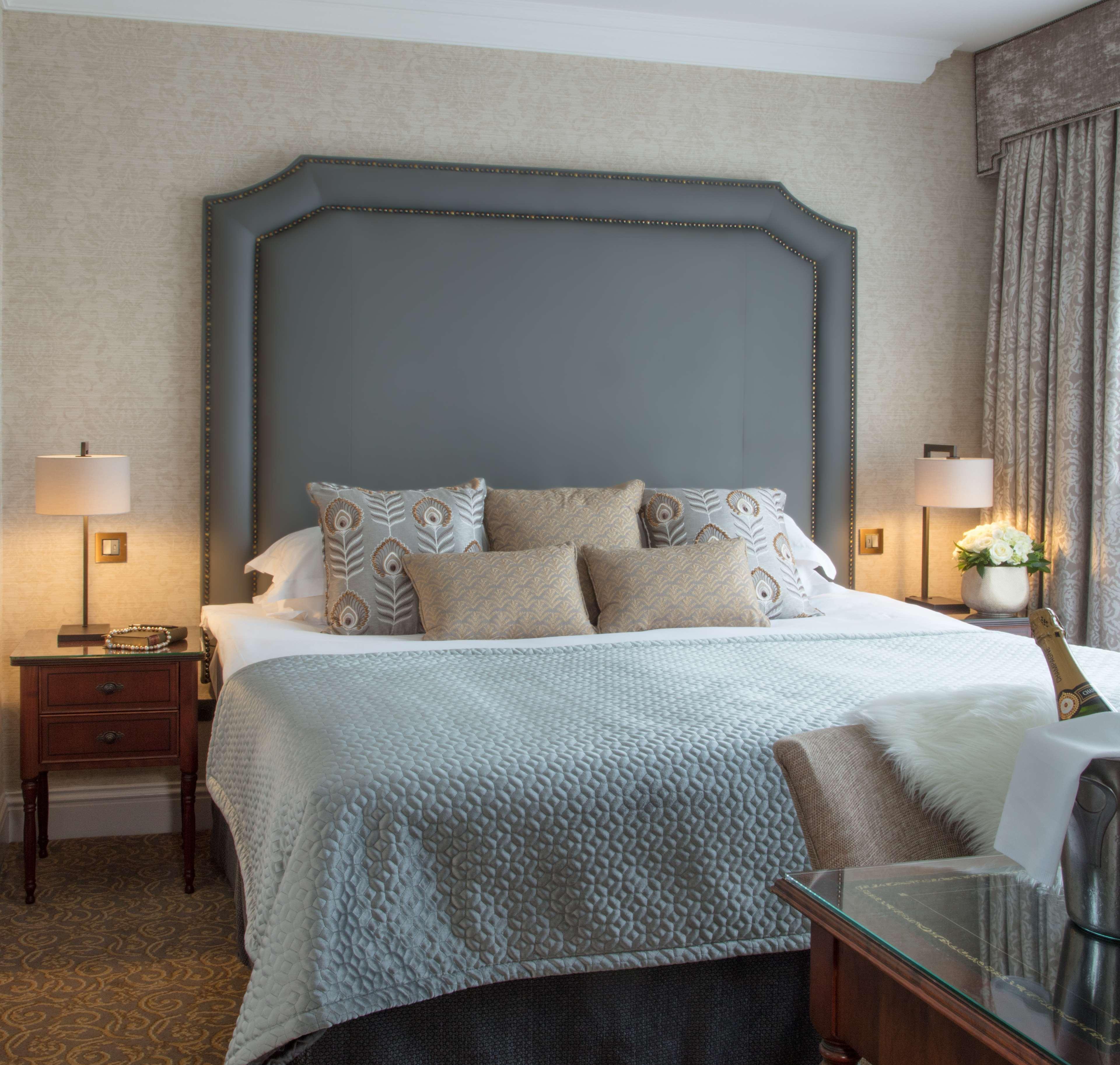 圣海伦斯丽笙酒店 都柏林 外观 照片 A bedroom at the hotel