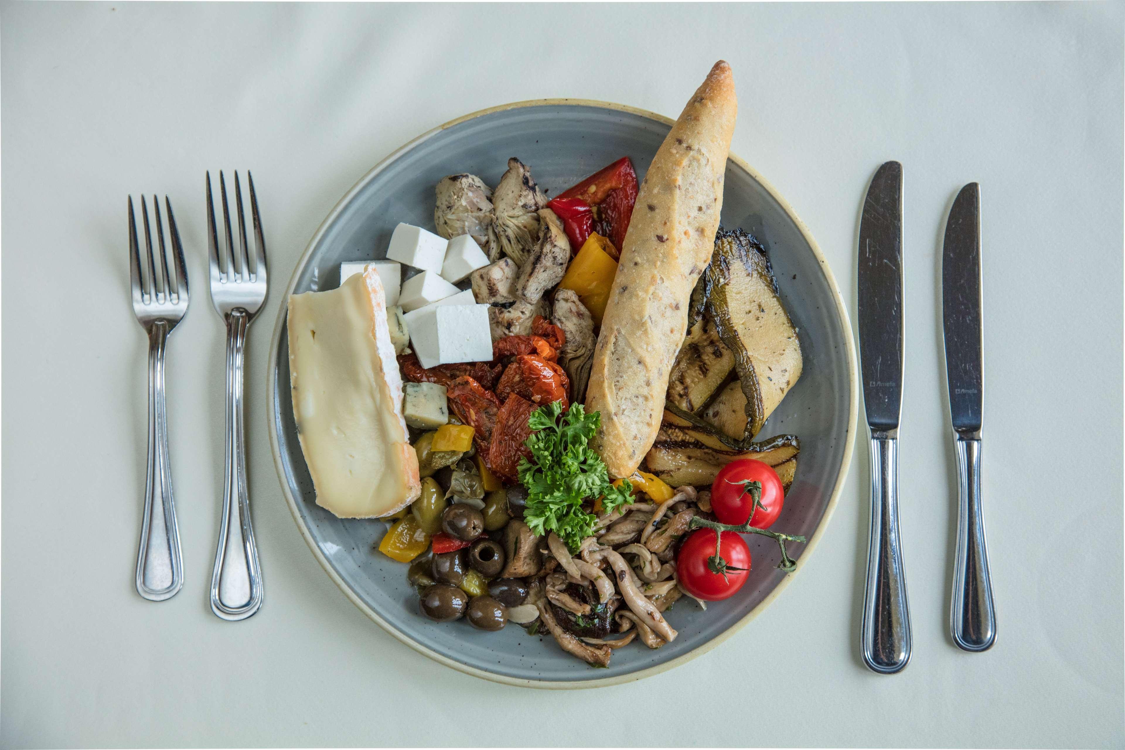 圣海伦斯丽笙酒店 都柏林 外观 照片 A plate of Greek salad